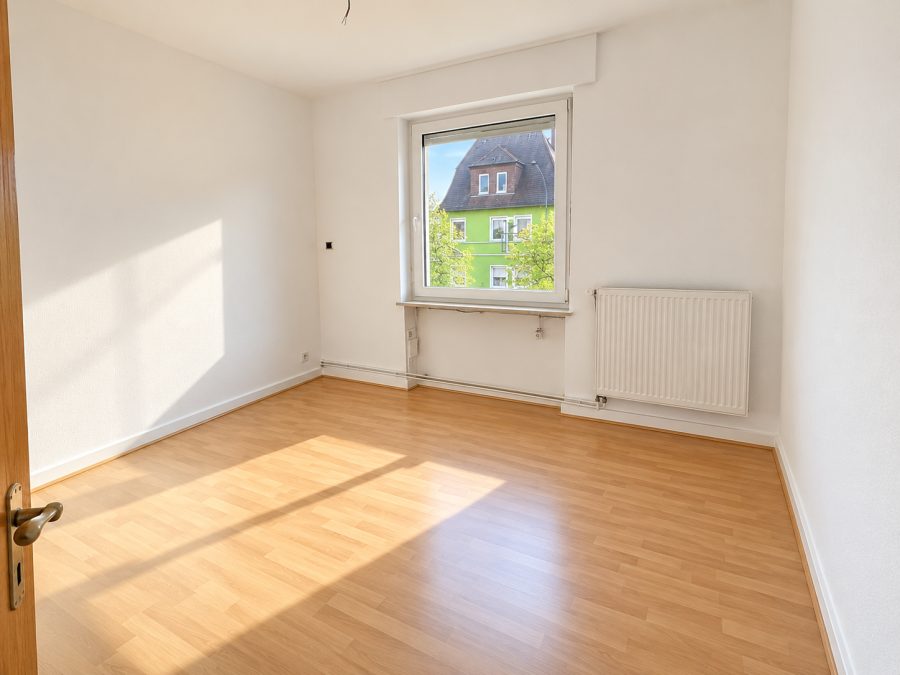 Schlafzimmer mit Fensterblick – weitere Ansicht