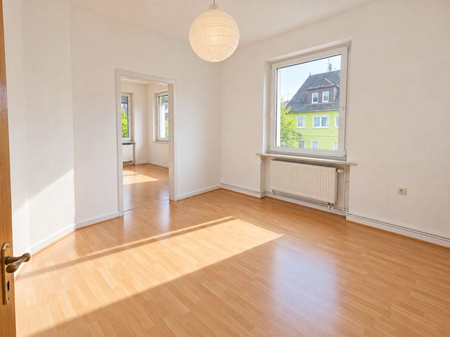 Wohnzimmer mit Fensterblick – weitere Ansicht