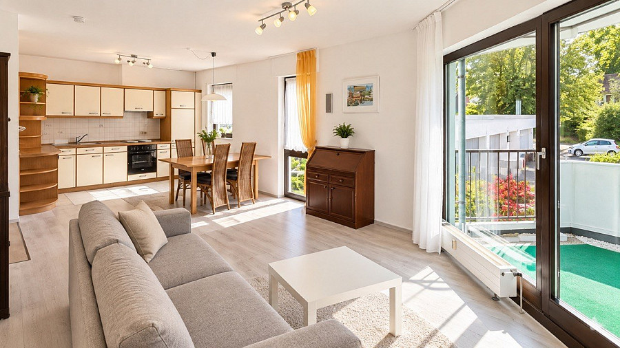 Wohnzimmer mit Küche und Balkon – weitere Ansicht