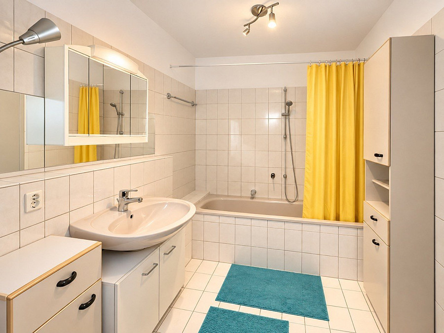 Badezimmer mit Badewanne – weitere Ansicht