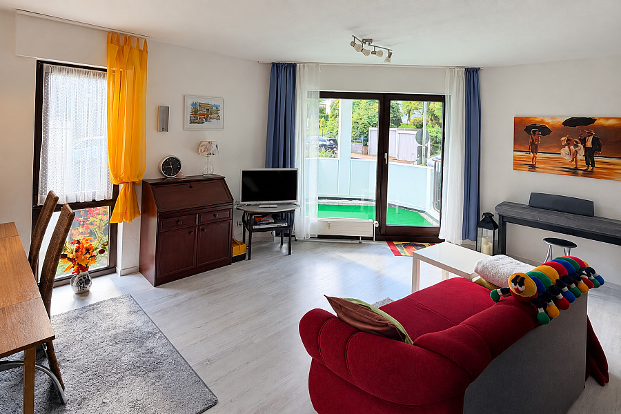 Wohnzimmer mit Balkonzugang – weitere Ansicht