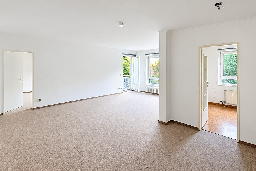 Wohnzimmer mit Balkonzugang – weitere Ansicht