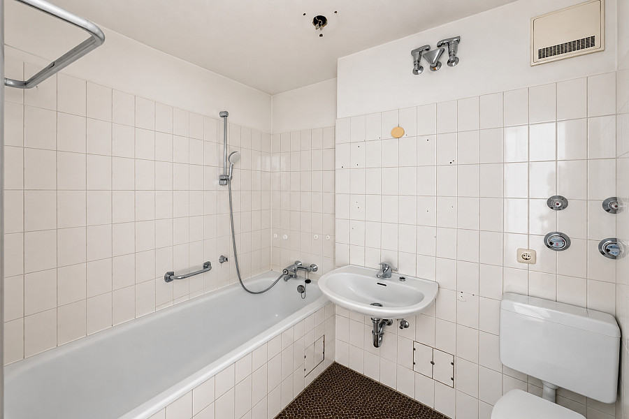 Bad mit Badewanne – weitere Ansicht