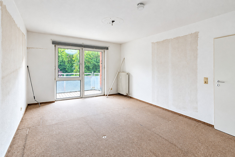 Wohnzimmer mit Balkonzugang – weitere Ansicht