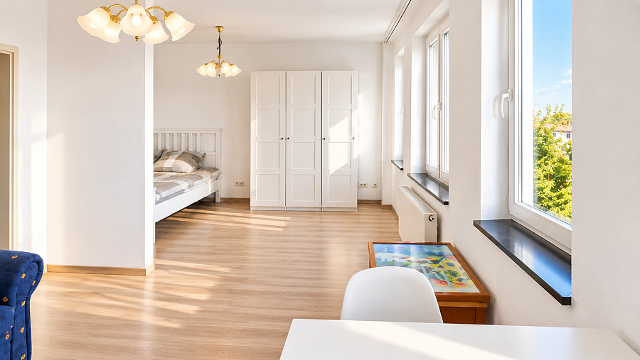 Schlafzimmer mit Balkonzugang – weitere Ansicht