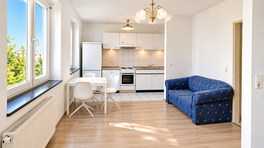 Wohnzimmer mit Küchenzeile – weitere Ansicht