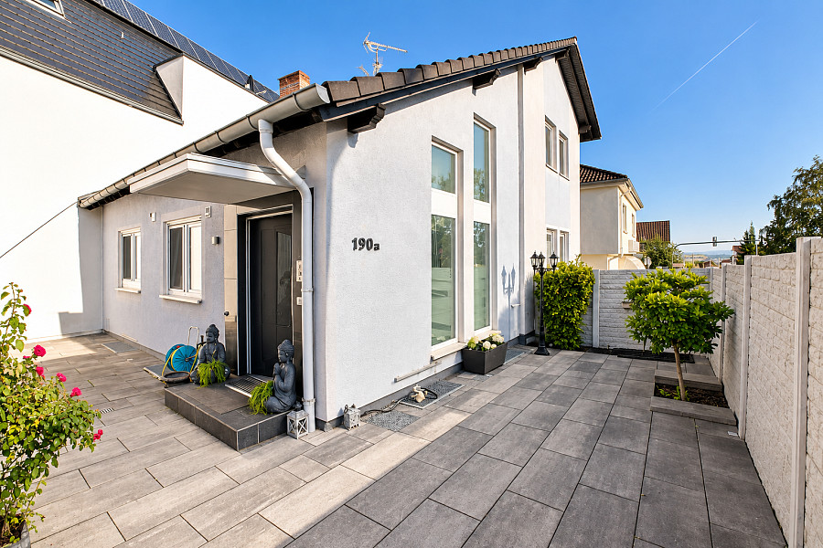 Außenansicht mit Garten – weitere Ansicht