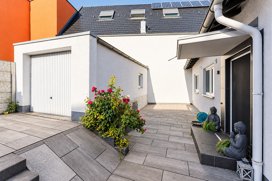 Außenansicht mit Garten – weitere Ansicht