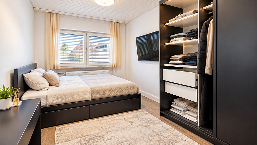 Schlafzimmer mit Kleiderschrank – weitere Ansicht