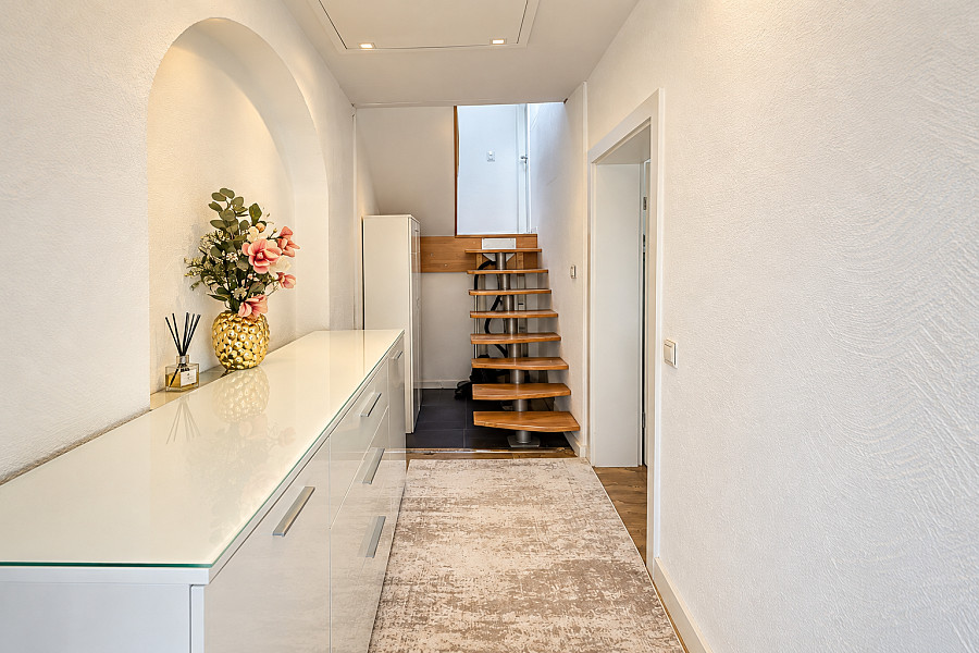 Flur mit Kellertreppe – weitere Ansicht