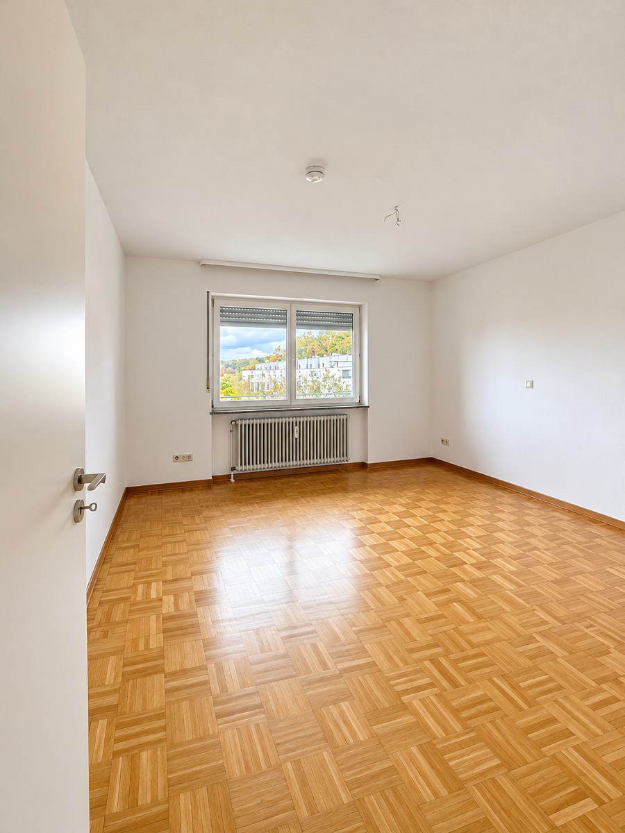 Helles leeres Zimmer mit Fenster (1) – weitere Ansicht