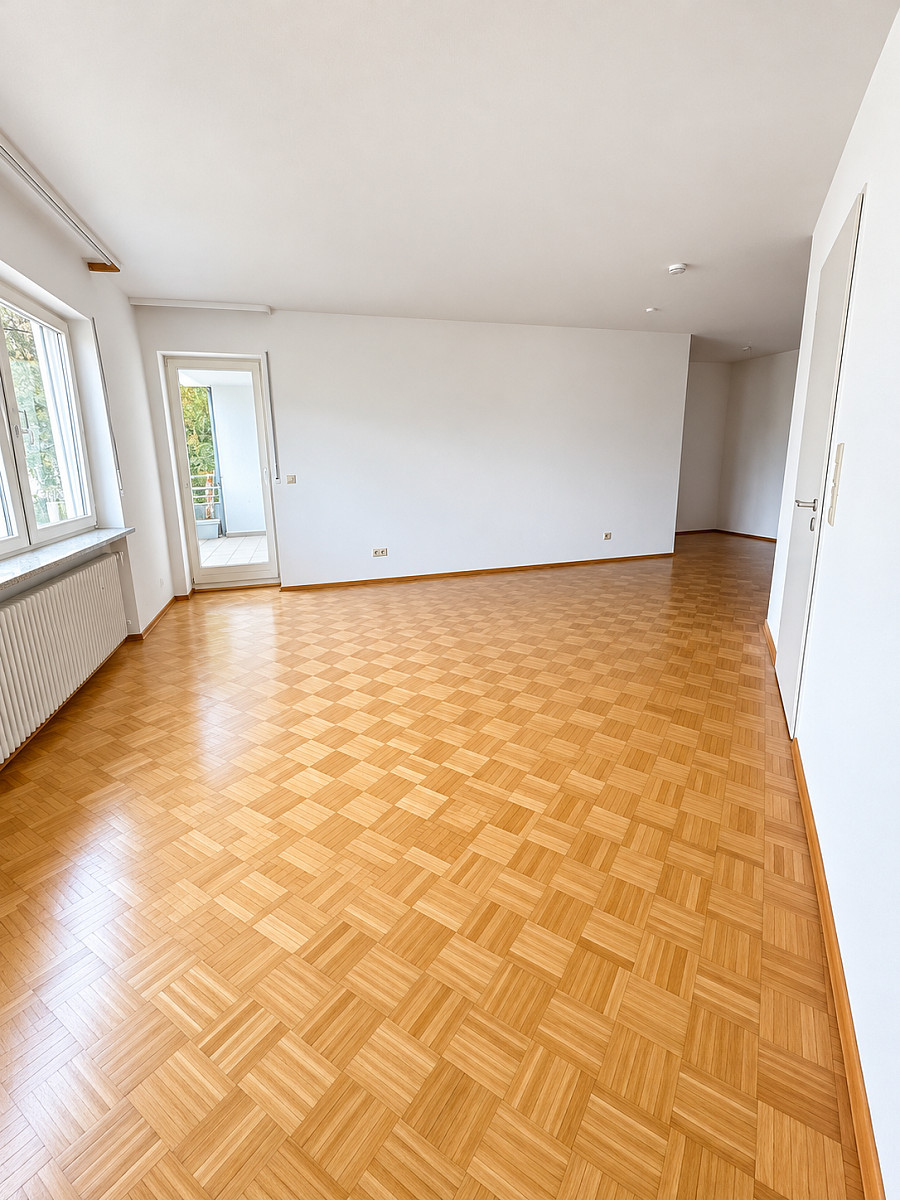 Helles leeres Wohnzimmer mit Parkettboden (1) – weitere Ansicht