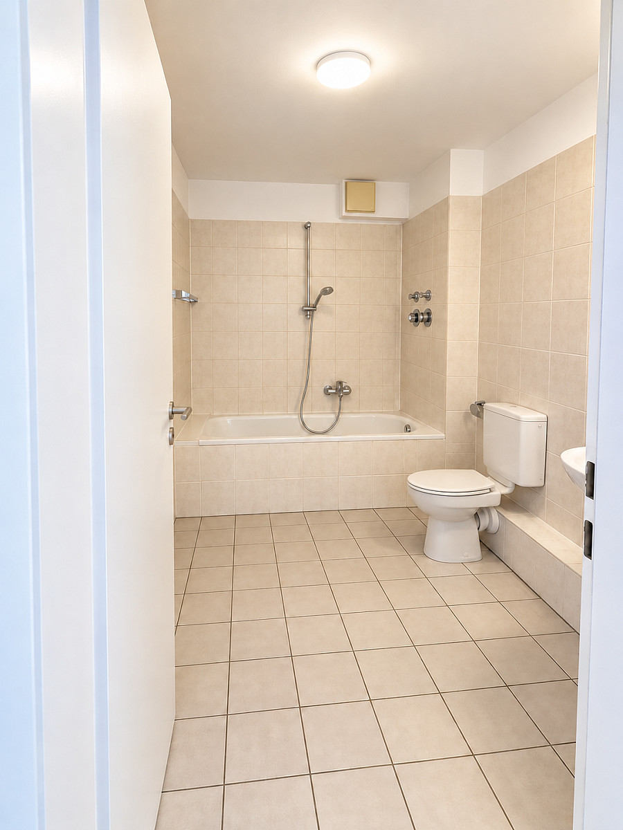 Minimalistisches Badezimmer mit geschlossenem Toilettendeckel – weitere Ansicht