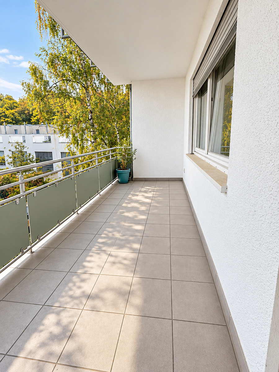 Heller Balkon mit urbanem Grünblick (1) – weitere Ansicht