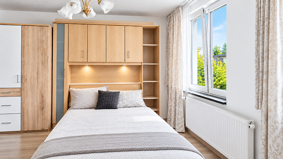 Schlafzimmer mit Balkonzugang – weitere Ansicht