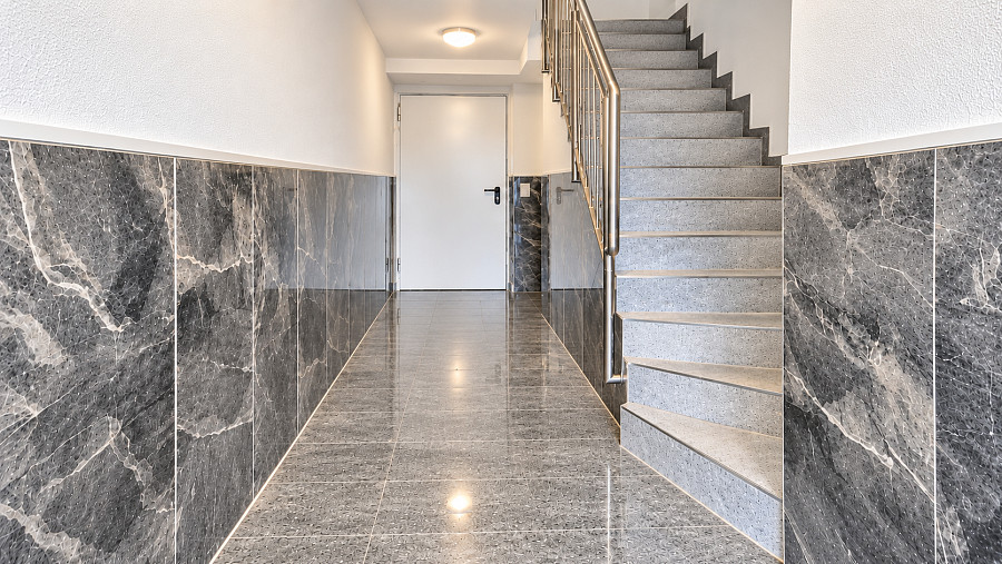 Flur mit Kellertreppe – weitere Ansicht