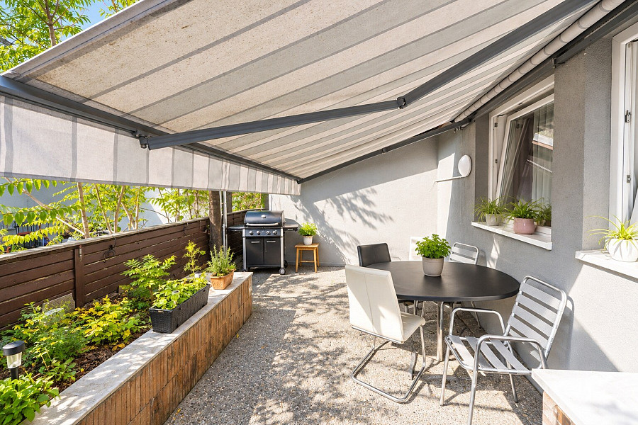 Hofterrasse mit Markise – weitere Ansicht