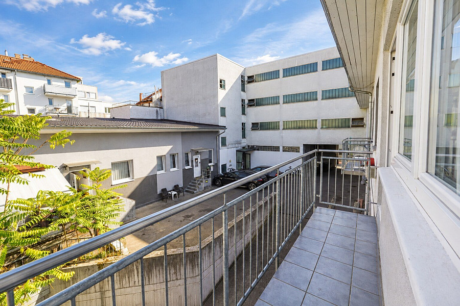 Laubengang mit Balkon – weitere Ansicht