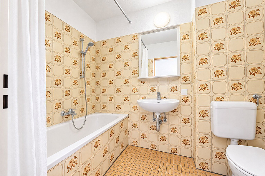 Badezimmer mit Wanne – weitere Ansicht