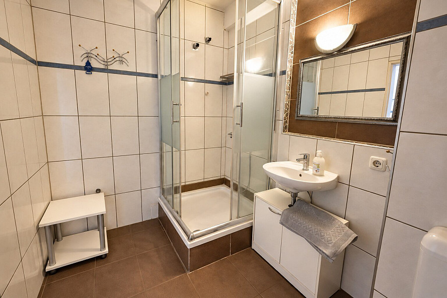 Duschbad eines Apartments – weitere Ansicht