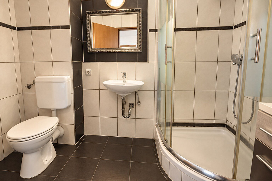 Modernes Duschbad – weitere Ansicht