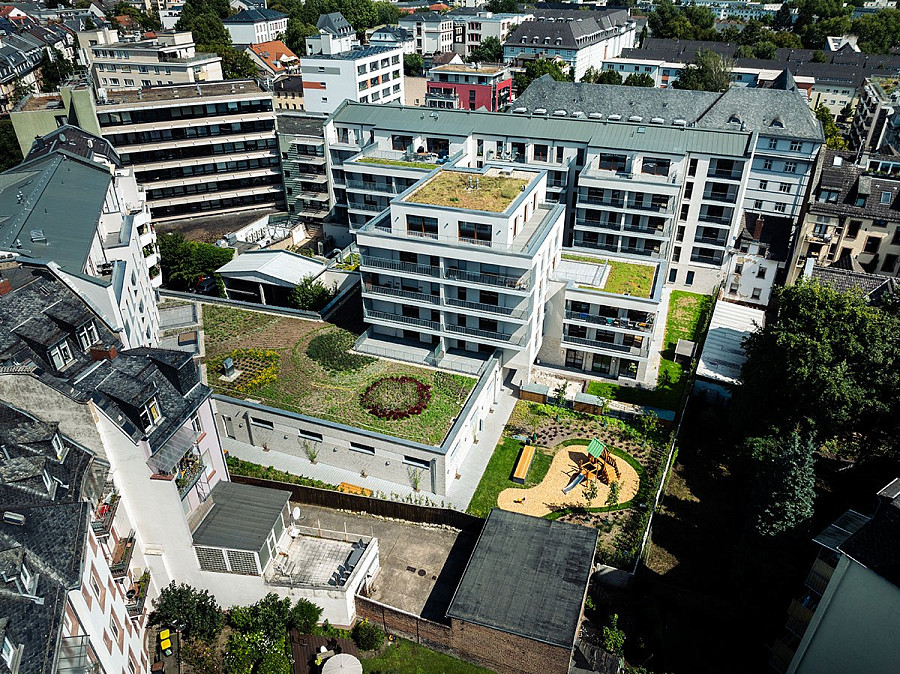 Luftaufnahme Quartier mit Patio und Spielplatz – weitere Ansicht