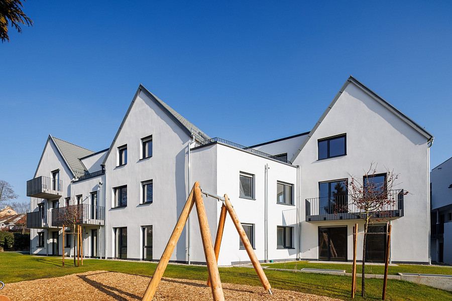 Gartenseite mit Spielplatz – weitere Ansicht