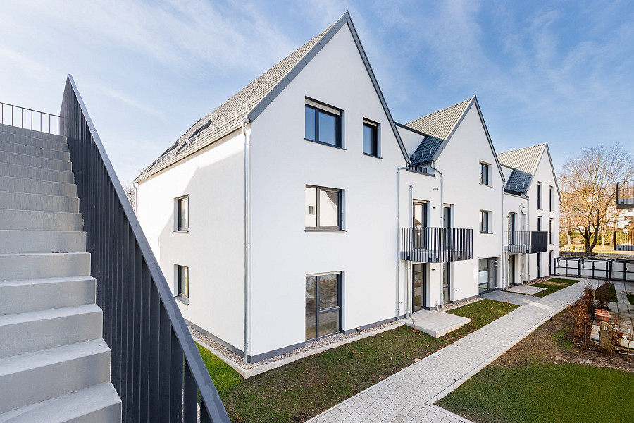 Außenansicht mit Außentreppe – weitere Ansicht