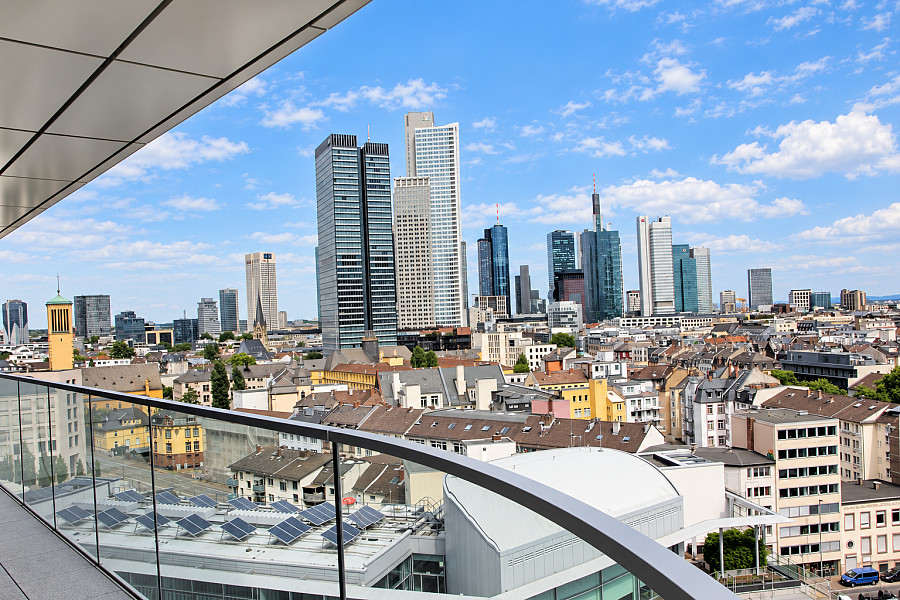 Skylineblick vom Balkon – weitere Ansicht