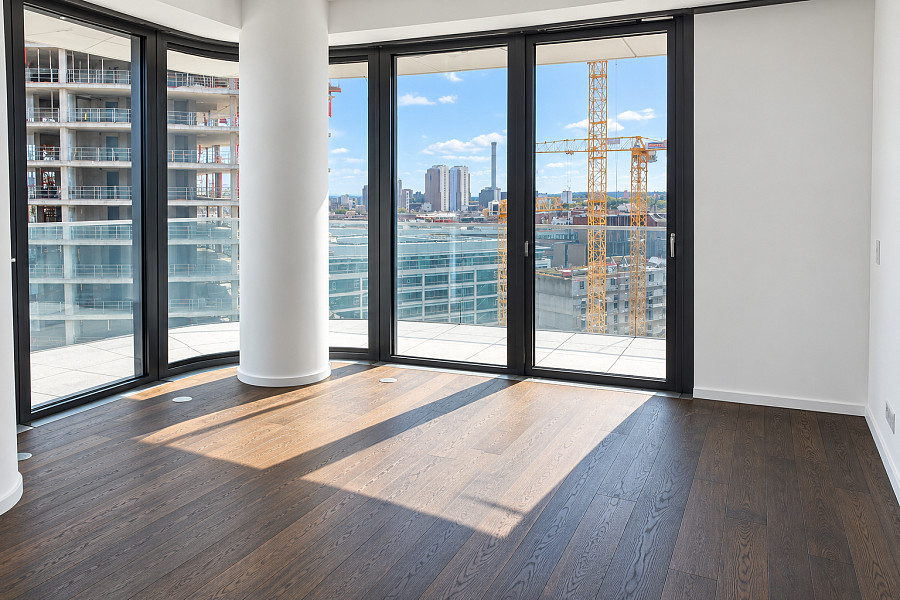 Wohnbereich mit Fensterfront – weitere Ansicht