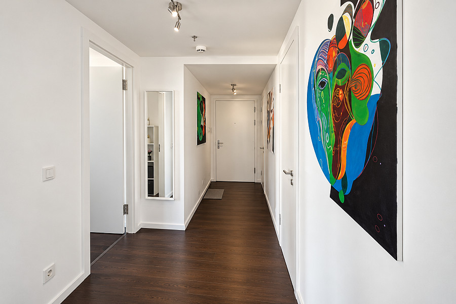 Flur mit Kunstwerk – weitere Ansicht