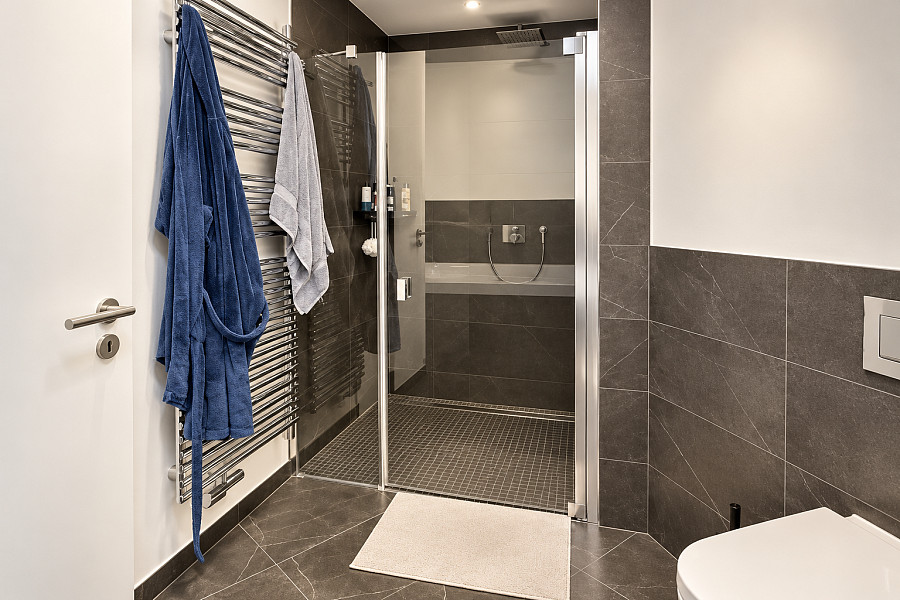 Badezimmer mit Dusche – weitere Ansicht
