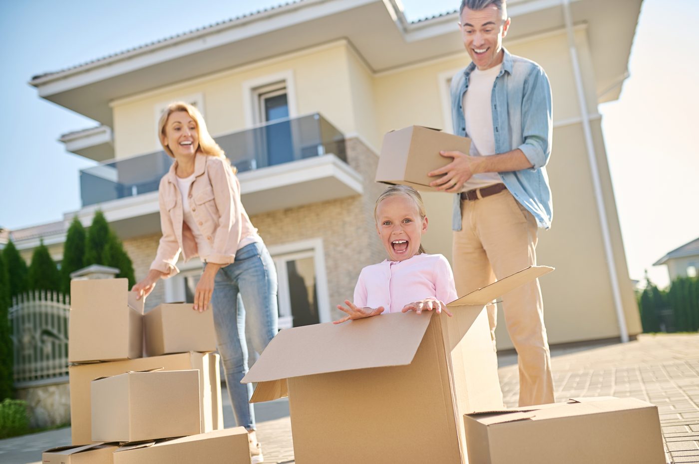 Familie im neuen Zuhause